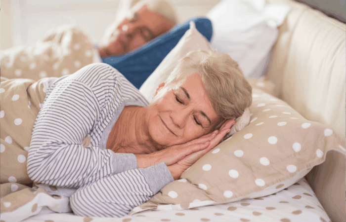 Persona adulta descansando en la cama, representando la importancia del sueño para la salud.