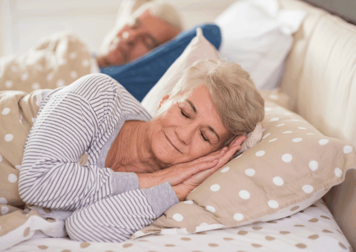 Persona adulta descansando en la cama, representando la importancia del sueño para la salud.