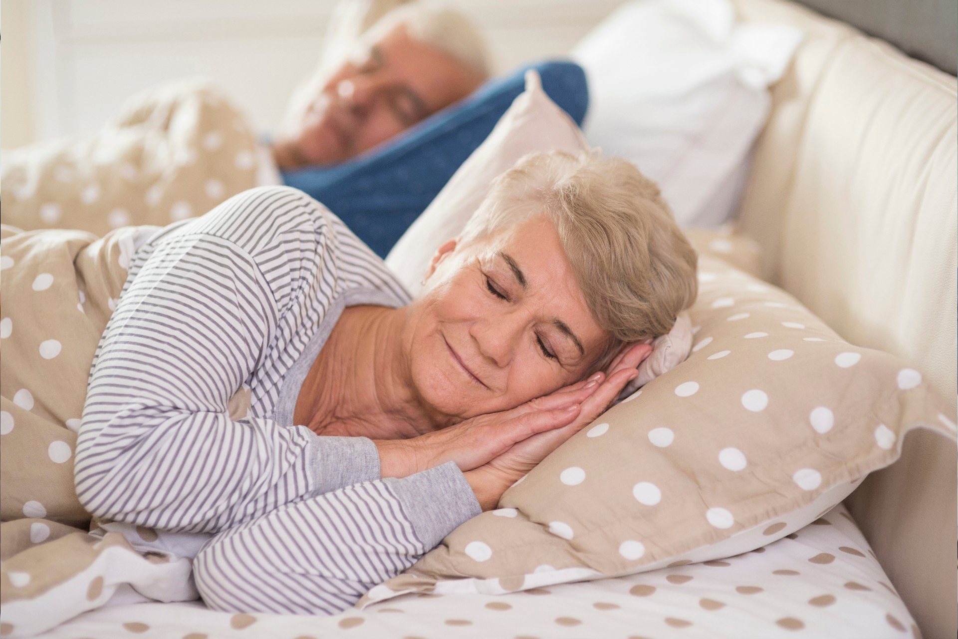 Persona adulta descansando en la cama, representando la importancia del sueño para la salud.